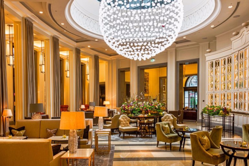 Hotel Lighting Design_ Discover the Most Luxurious Projects imposing chandelier,